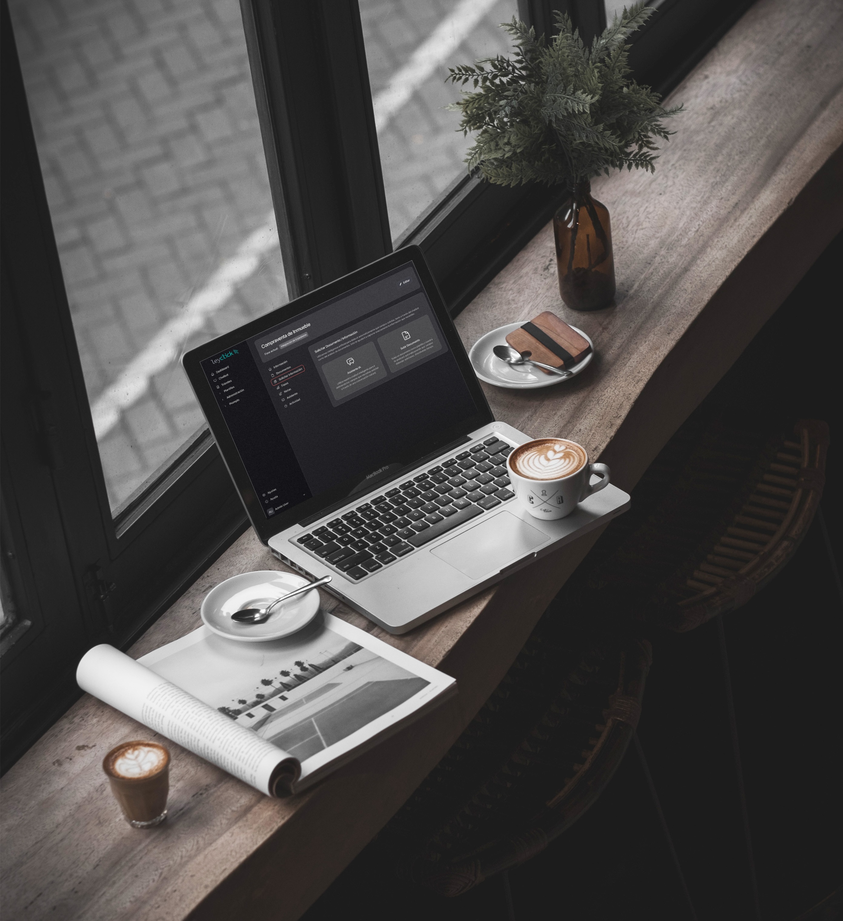 Interfaz de usuario de LeySmart mostrando panel de análisis de documentos